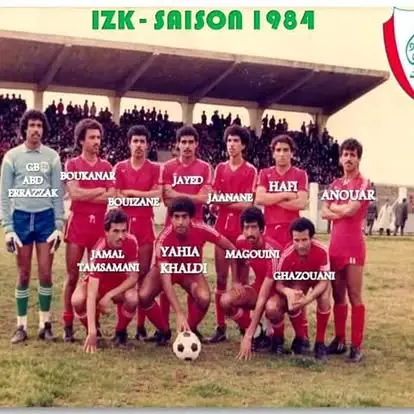 L’équipe de la saison 1984 : Abderrazak (gardien), Boukanar, Bouizane, Jayed, Jaanane, Hafi, Anouar, Jamal Temsamani, Yahia Khaldi, Magouini et Ghazouani