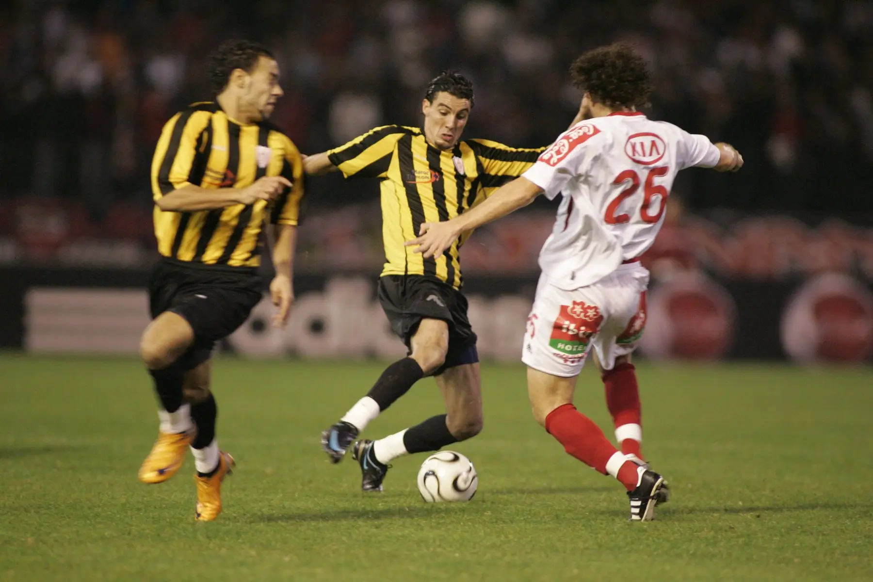Deux joueurs de l’IZK face au Wydad, le 7 décembre 2008. Photo : Mustapha Ennaimi, CC BY 2.0
