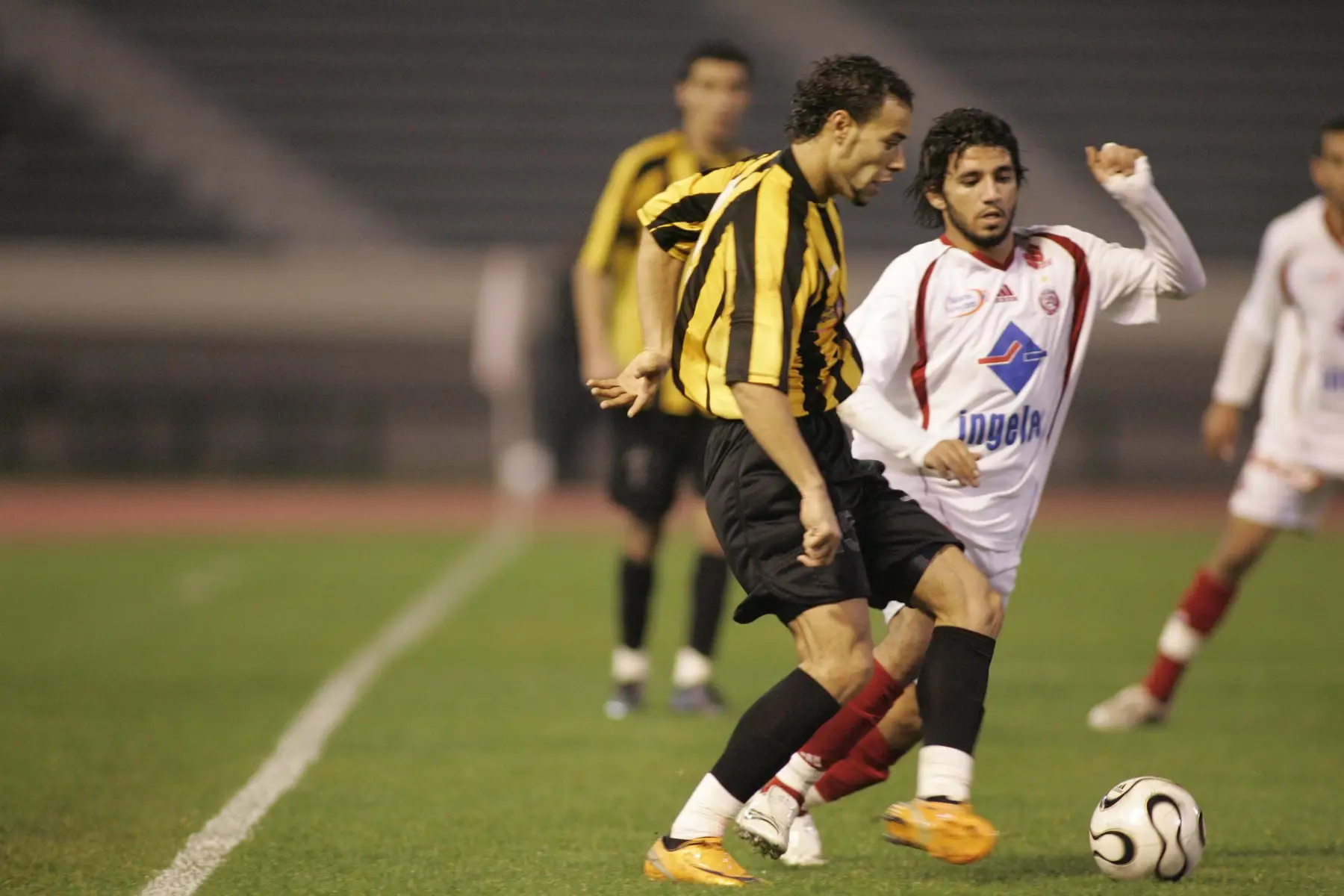 Un joueur de l’IZK protège le ballon, Wydad-IZK, le 7 décembre 2008. Photo : Mustapha Ennaimi, CC BY 2.0