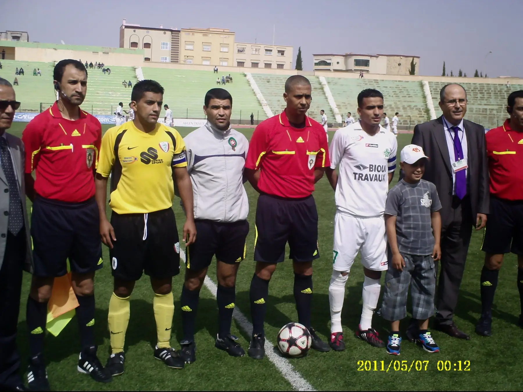 Les arbitres et les capitaines avant MCO-IZK, le 15 mai 2011. Photo : Rachid Tirmidi, OujdaCity