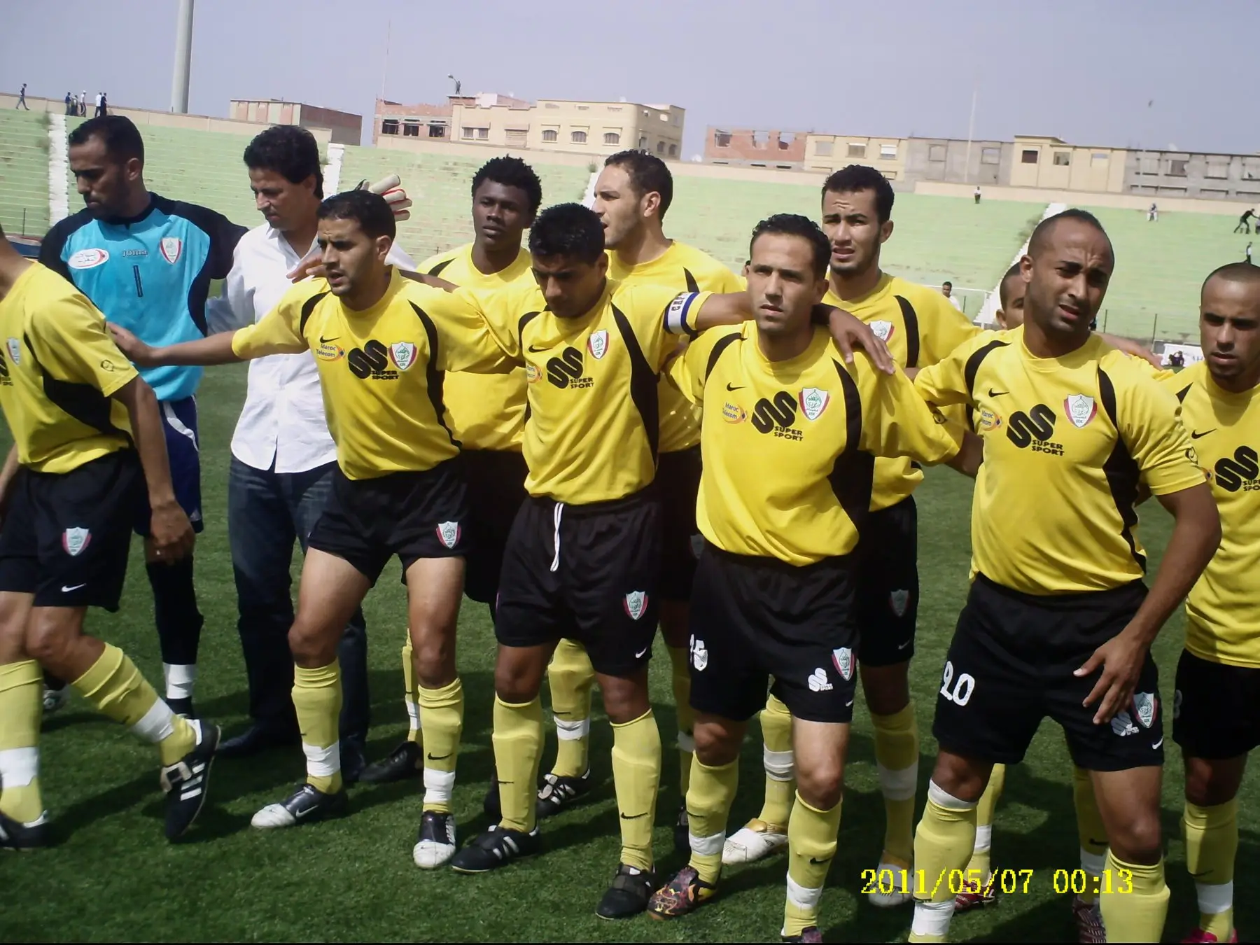 L’équipe de l’IZK avant MCO-IZK (1-2), à Oujda, le 15 mai 2011 : la victoire rapproche le club de la montée. Photo : Rachid Tirmidi, OujdaCity