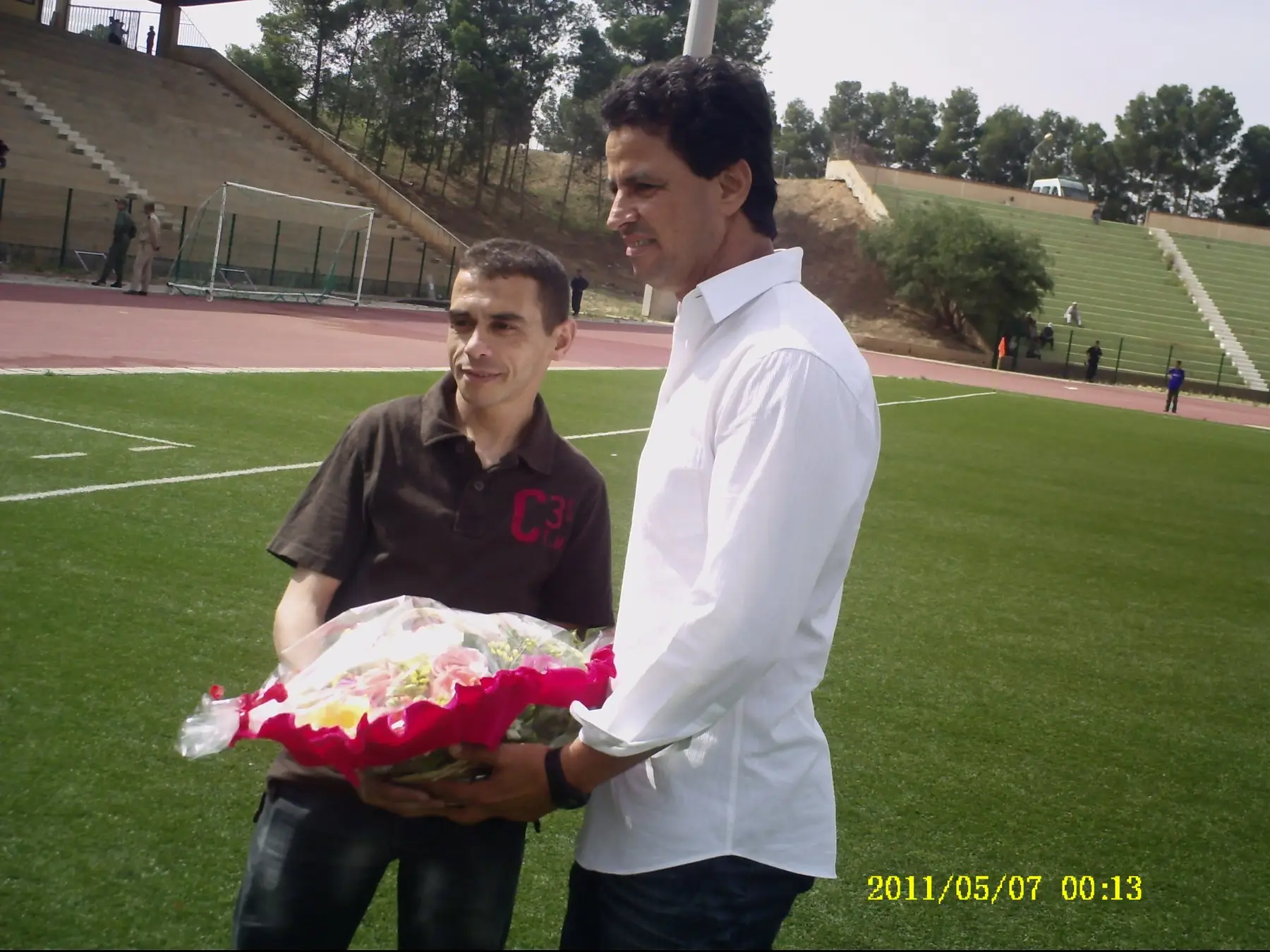 Abdelaziz Kerkache, entraîneur de l’IZK, reçoit un bouquet avant le match d’Oujda, le 15 mai 2011. Photo : Rachid Tirmidi, OujdaCity