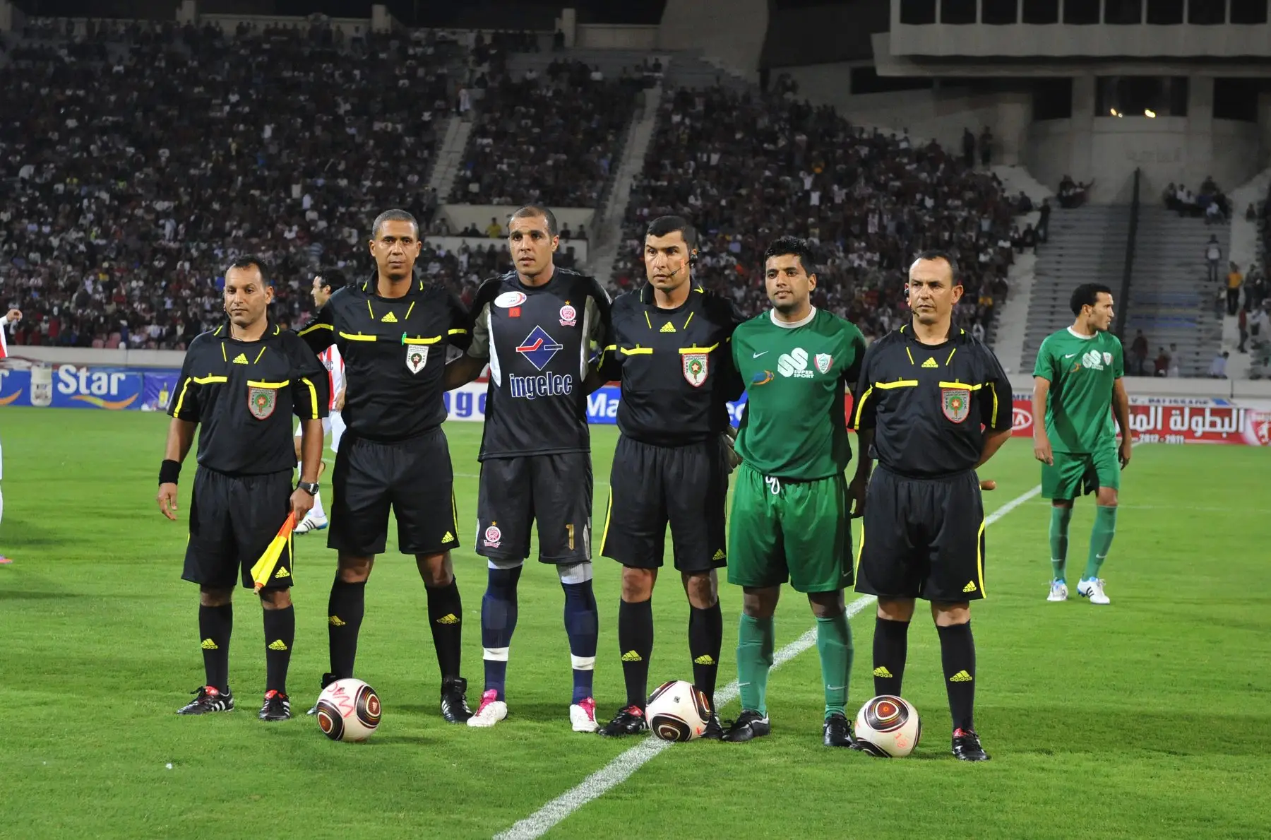 Les arbitres et les capitaines du Wydad et de l’IZK, le 20 août 2011. Photo : Mustapha Ennaimi, CC BY 2.0