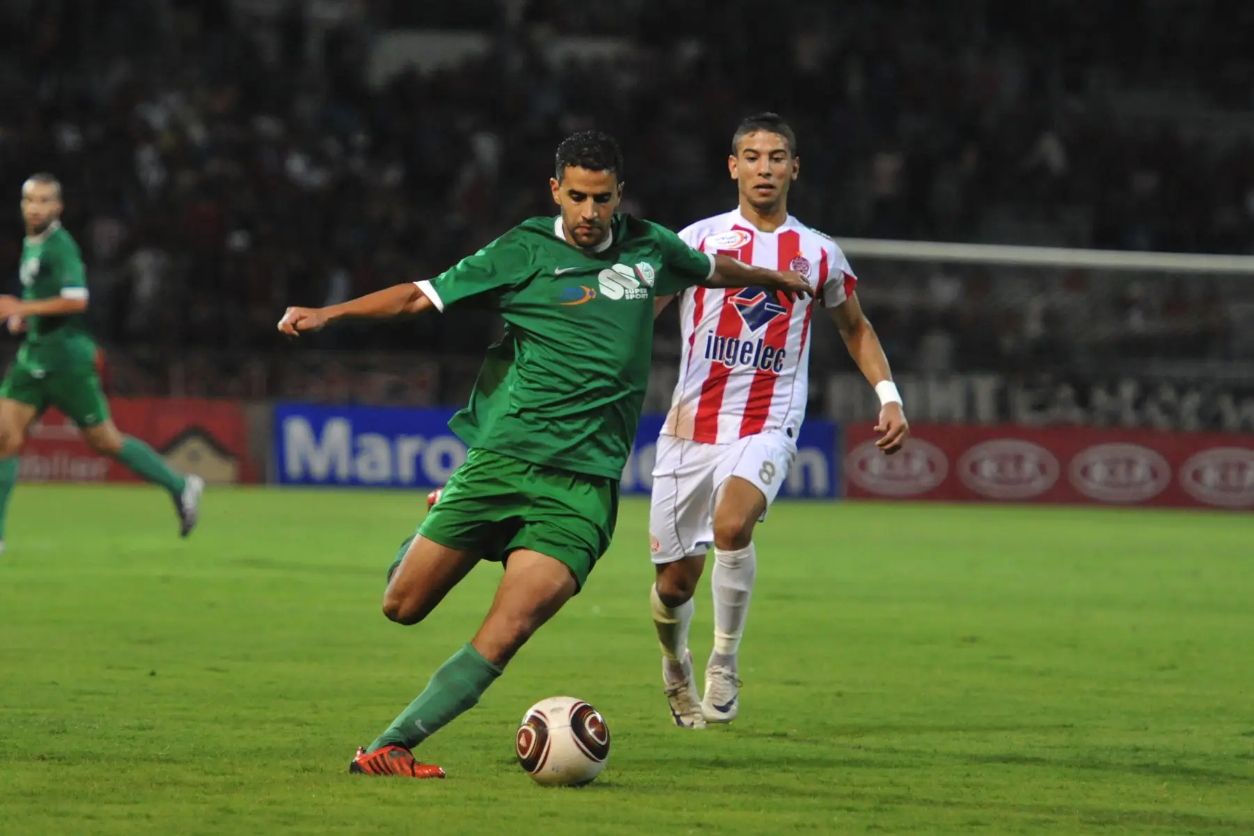 Un joueur de l’IZK au duel avec un joueur du Wydad, le 20 août 2011. Photo : Mustapha Ennaimi, CC BY 2.0