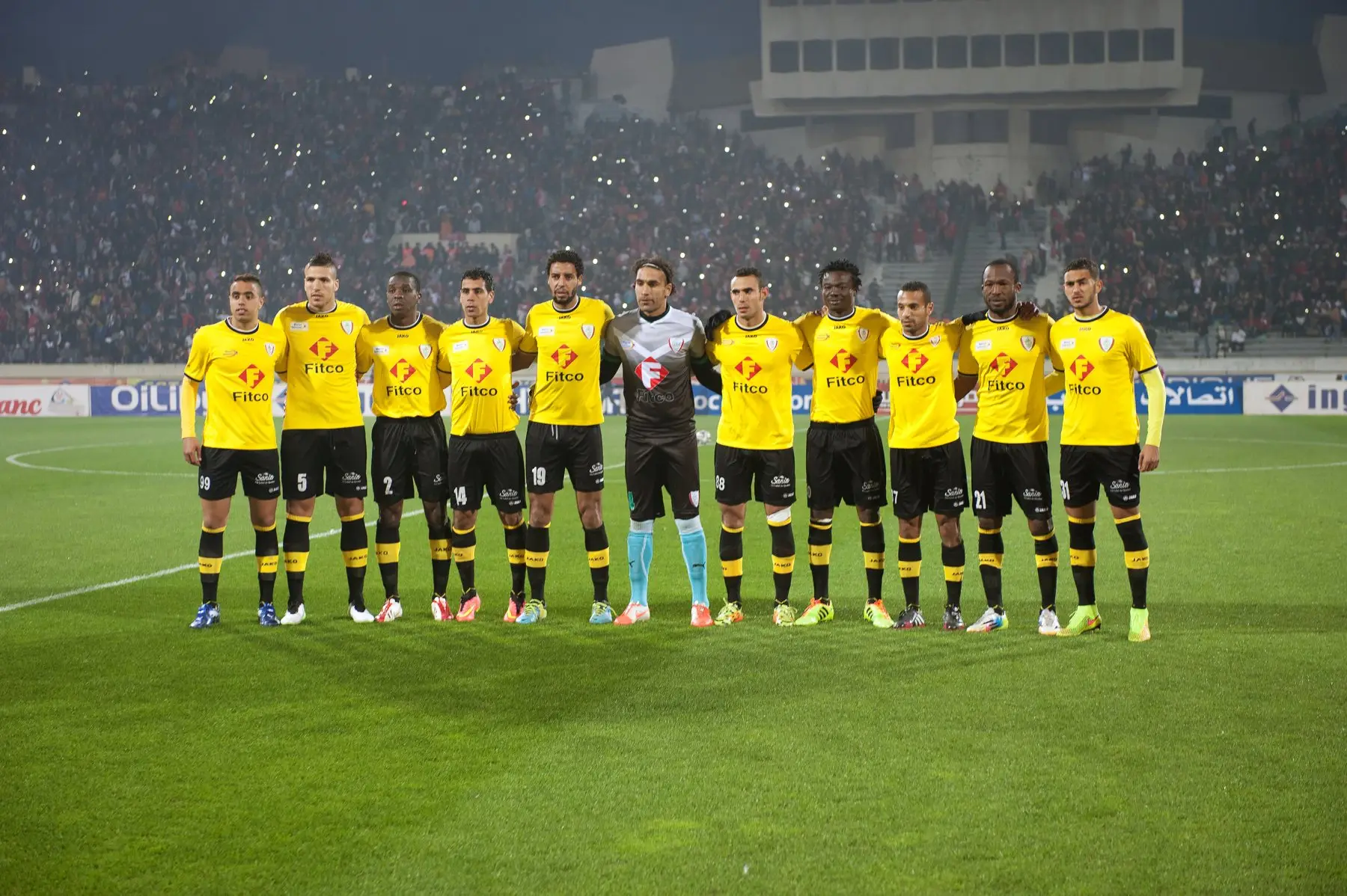 L’équipe de l’IZK, en jaune et noir, avant Wydad-IZK (3-0), le 8 février 2015. Photo : Mustapha Ennaimi, CC BY 2.0