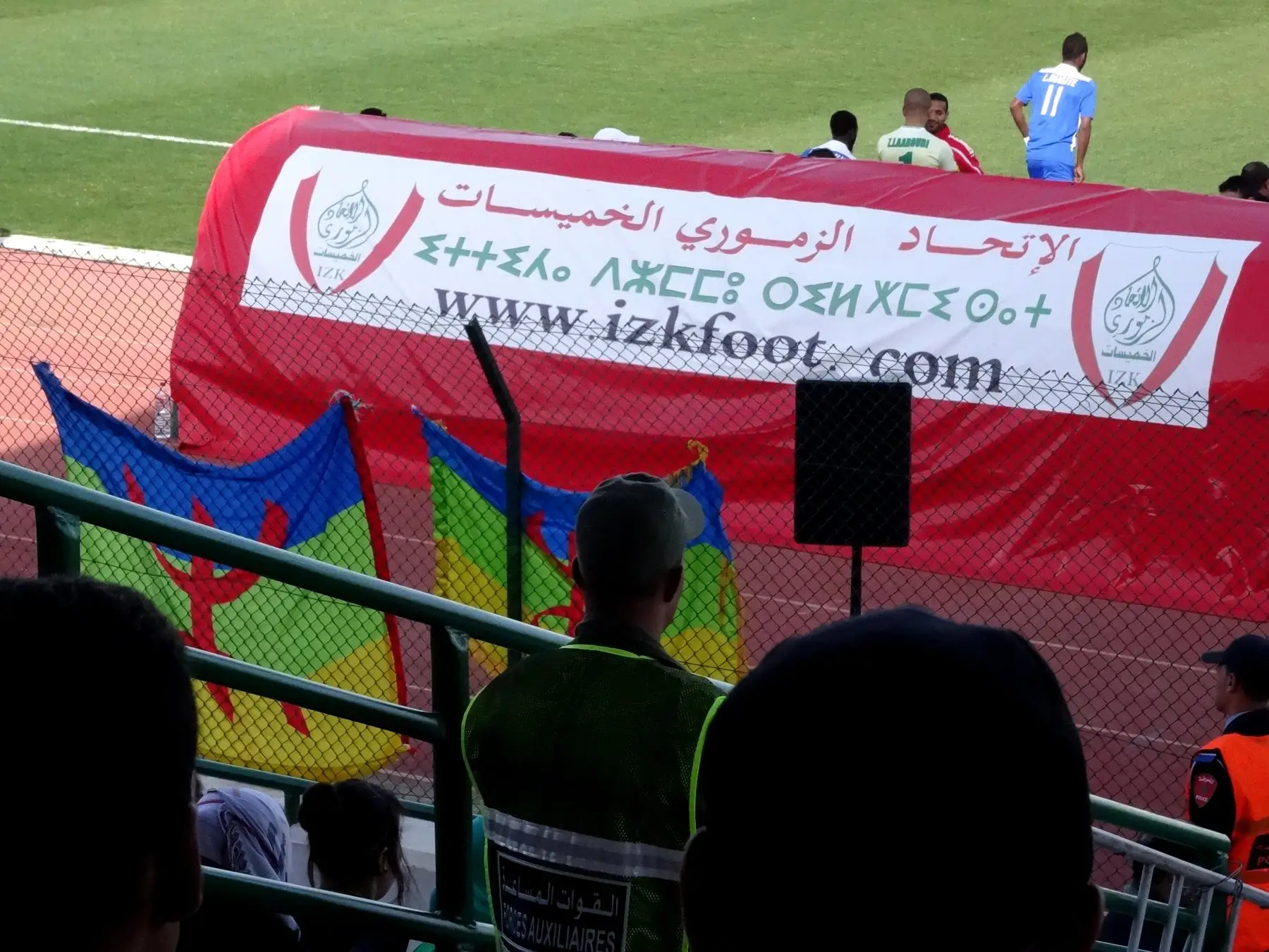 Banderole du club en arabe et en tifinagh, et drapeaux amazighs dans la tribune, le 28 février 2015. Photo : Groundhopping Merseburg