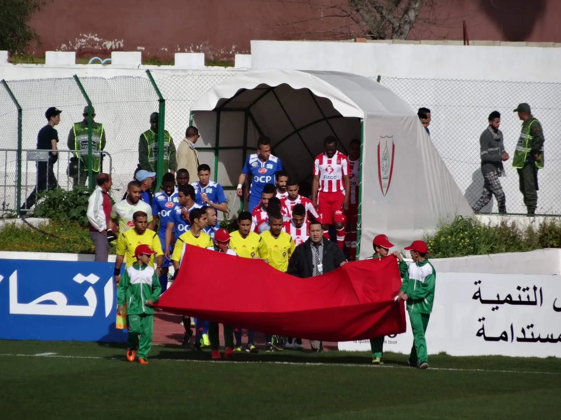Entrée des équipes de l’IZK et du Difaâ d’El Jadida au 18-Novembre, le 28 février 2015. Photo : Groundhopping Merseburg