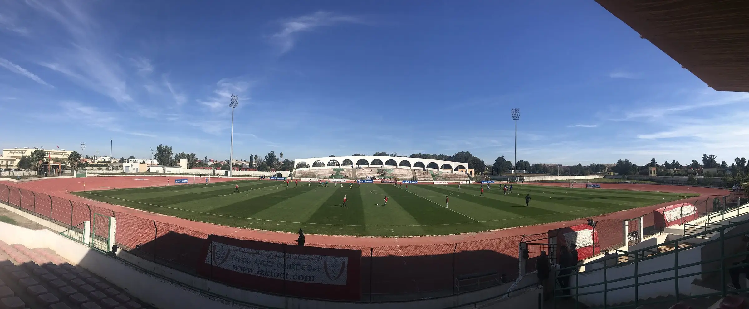 Le stade du 18-Novembre avant IZK-JSM Laâyoune (1-0), en D2, le 10 novembre 2018. Photo : KSKB1935, CC BY-SA 4.0