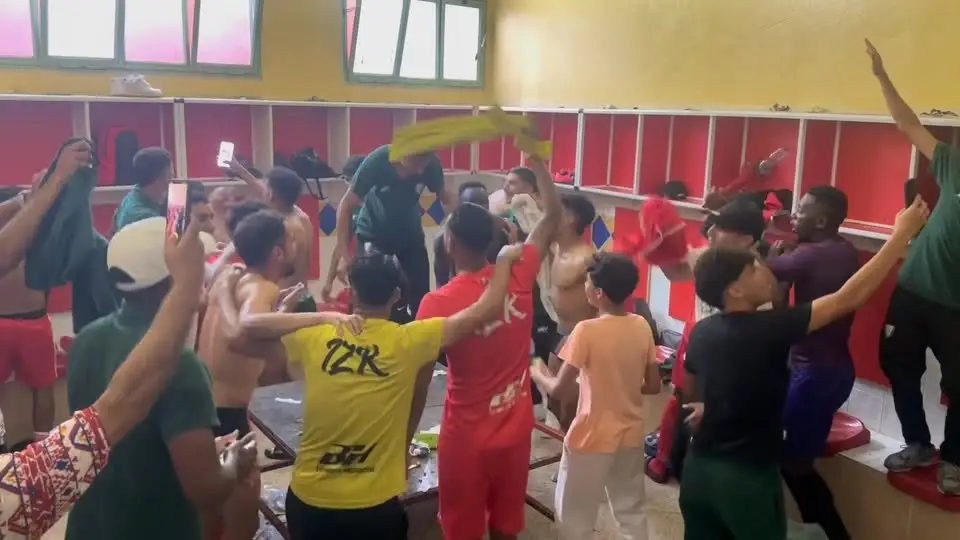 La fête dans le vestiaire après IZK 1-0 OC Youssoufia, le 7 juin 2026. Image : Flach 24