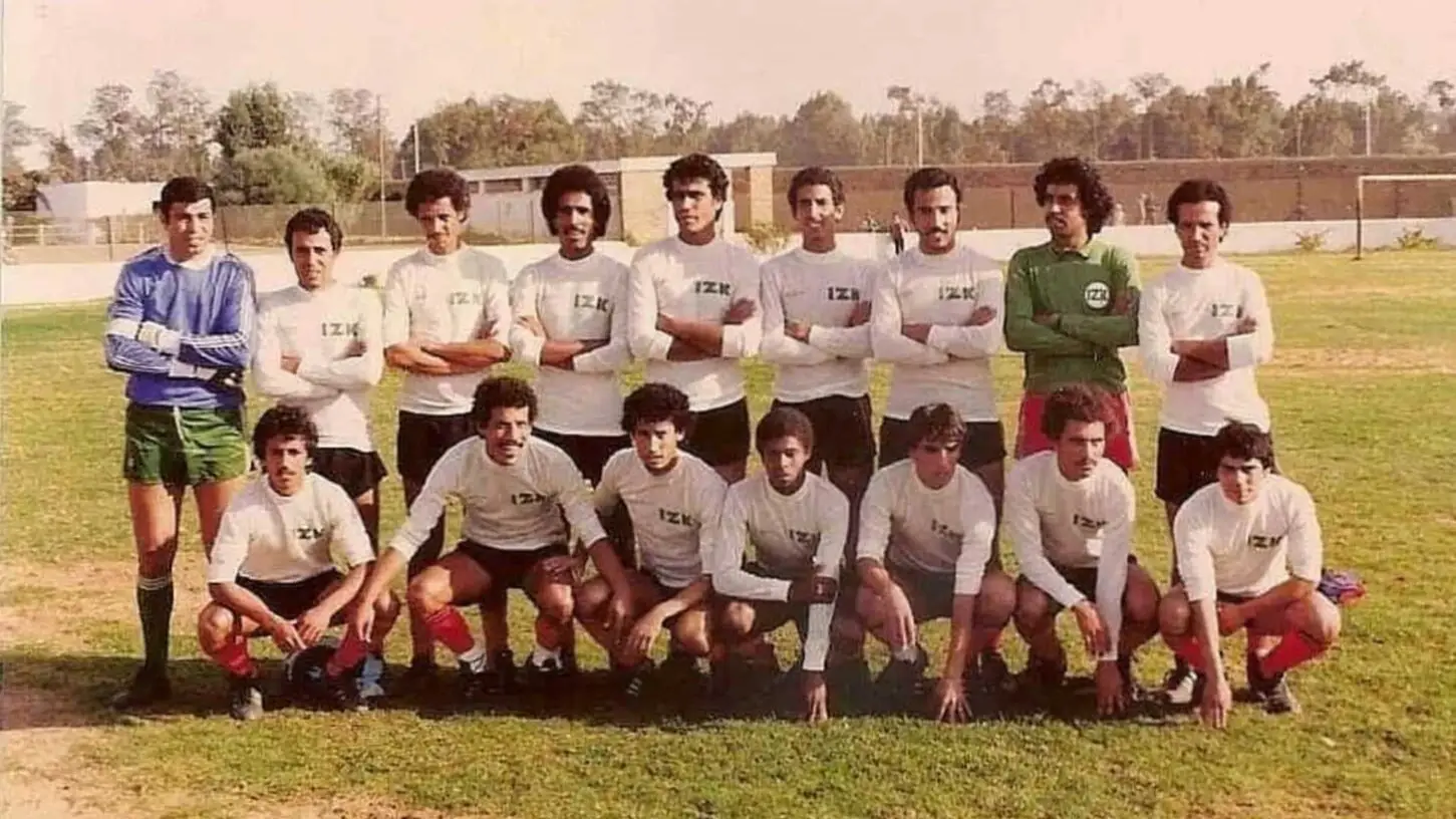 L’équipe de l’IZK en maillots blancs floqués « IZK », photo d’archives non datée