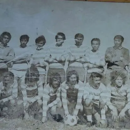 L’IZK en maillots rayés, photo d’archives non datée