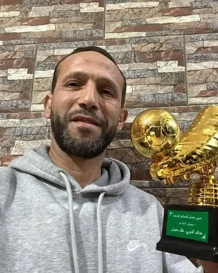 Khalid Bakhouch avec un trophée de meilleur buteur, en 2026