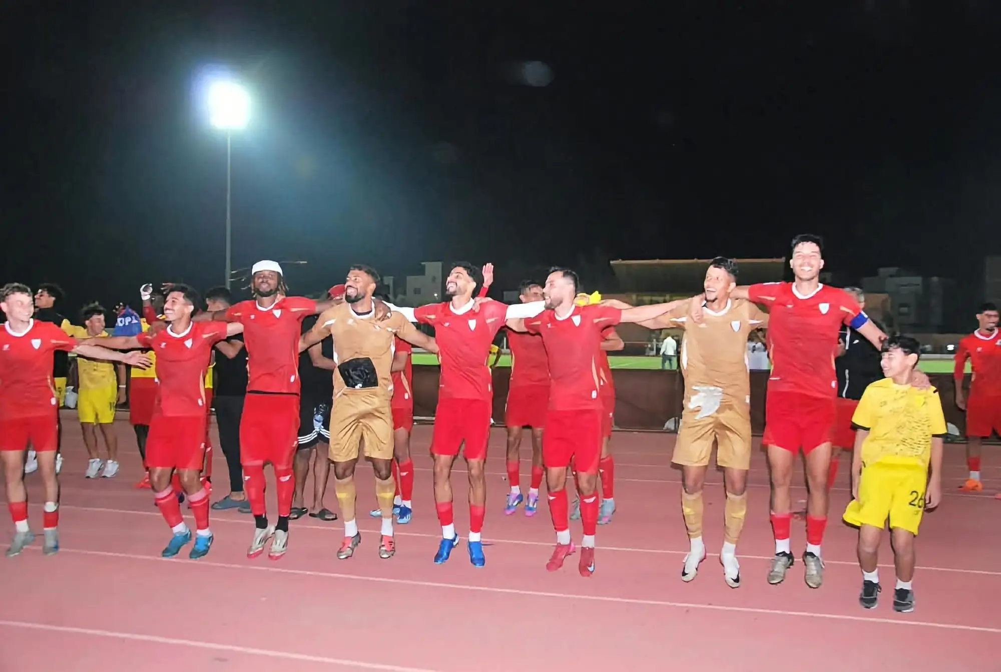 Les joueurs de l’IZK célèbrent la victoire contre l’Olympique Khouribga, de nuit sur la piste du stade